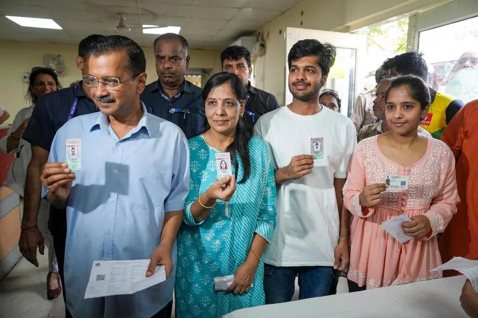 தனது குடும்பத்தினருடன் வந்து வாக்களித்த டெல்லி முதல்வர் அரவிந்த் கெஜ்ரிவால். 