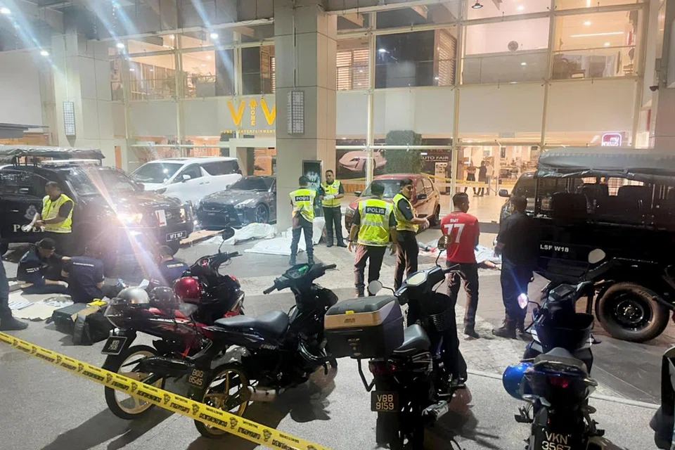 சேராசின் ஜாலான் லோக் யூவில் ஜூன் 17ல் கடைத்தொகுதிக்கு முன்னால் இரு ஆடவர்கள் சம்பந்தப்பட்ட துப்பாக்கிச்சூட்டுச் சம்பவம் நடந்தது.