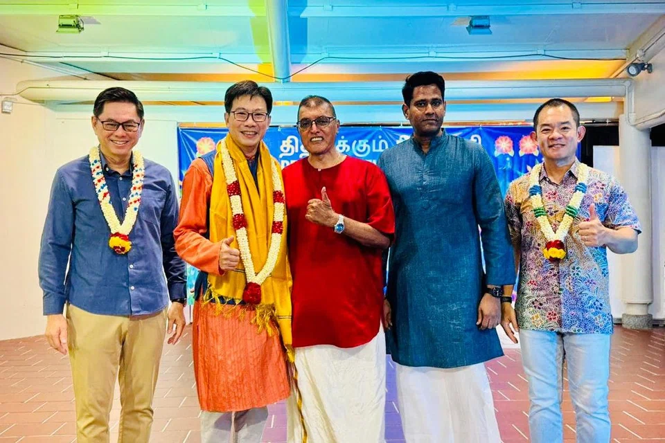 நீ சூன் லிங்க் குழுத்தொகுதி தீபாவளிக் கொண்டாட்டத்தில் பங்கேற்ற பேராளர்கள் (இடமிருந்து) கெல்வின் கொக், டெரிக் கோ சூன் ஹீ, பாலசுந்தரம் ராமலிங்கம், ஜீவானந்தம் சாந்தகுமார், அலெக்ஸ் வாங் ஜின் ரொங்.   