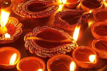 தீபாவளியைச் சிறப்பிக்கும் தீபங்கள்.