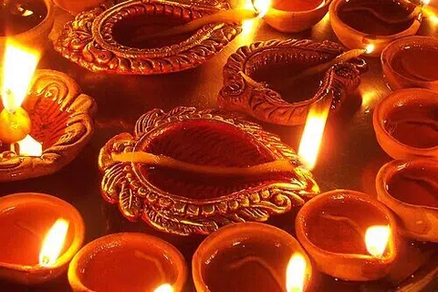 தீபாவளியைச் சிறப்பிக்கும் தீபங்கள்.