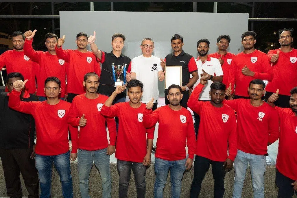 பணியிடத்தைப் பாதுகாப்பாகப் பார்த்துக்கொண்ட வெளிநாட்டு ஊழியர்களுக்கு விருது