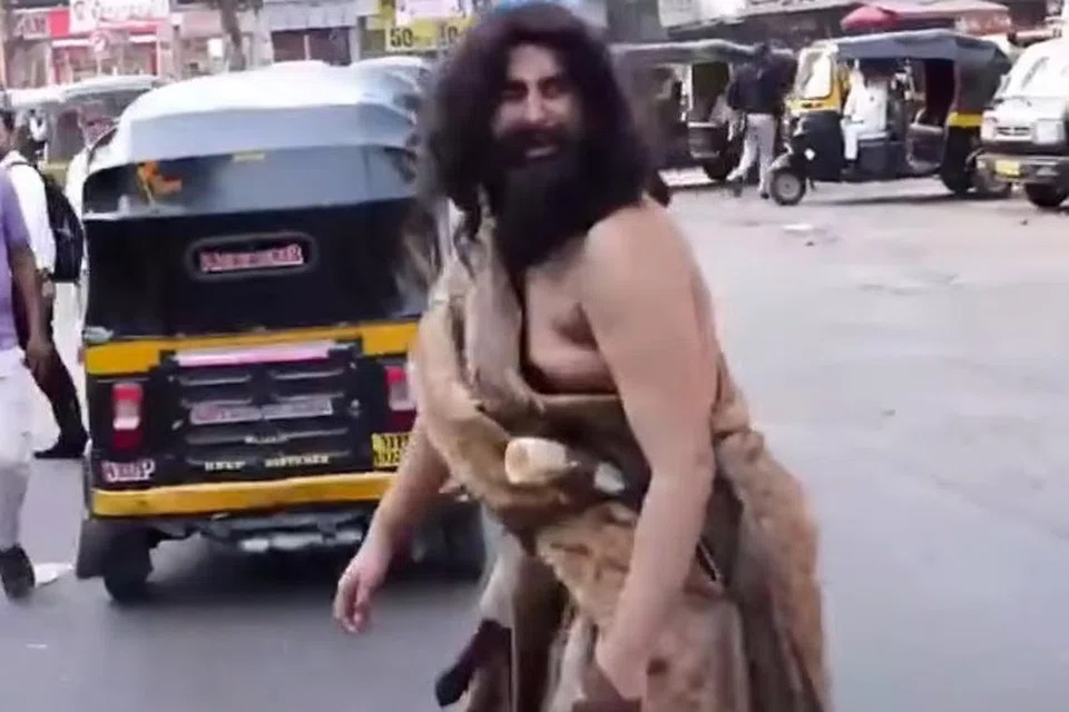 மும்பையில் ஆதிவாசிபோல் வேடமிட்டுச் சென்ற ஆடவர் நடிகர் அமீர்கான் என்ற புரளி எழுந்தது.