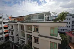 நான்கு தளங்களைக் கொண்ட ரோஸ் மெய்சன் அண்ட் ஈஐஎஸ் ரெசிடன்சஸ் கூட்டுரிமை வீட்டுக் கூரைமேல் உரிமமின்றி உருவாக்கப்பட்ட வளாகம்.