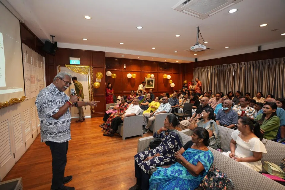 ஆறு தலைமுறைகளைச் சேர்ந்தவர்களை ஒன்றுகூட்டிய நிகழ்வில் ‘ராஜாமணி’ குடும்பத்தினர். 