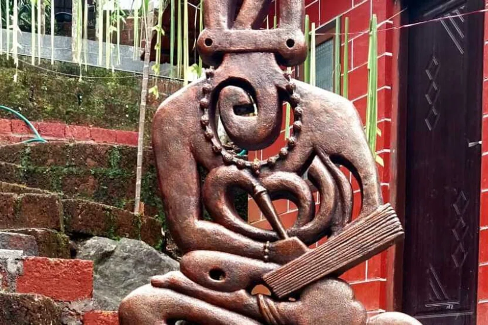 மலையாள மொழியின் தந்தை என அழைக்கப்படும் எழுத்தச்சனின் சிலை.