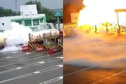 இரண்டு டேங்கர் லாரிகள் சாலைக் கட்டணச் சாவடியை (டோல் பூத்) நோக்கிச் சென்று கொண்டிருந்தபோது, அவற்றில் ஒரு லாரி திடீரென கட்டுப்பாட்டை இழந்தது.
