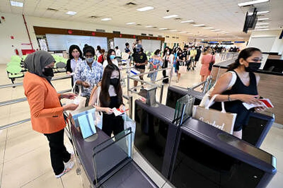 2022 ஜூலையில் தொடங்கப்பட்ட சிங்கப்பூர்-டெசாரு படகுச் சேவையைப் பயன்படுத்த தானா மேரா படகு முனையத்தில் தயாராகும் பயணிகள். படம்: ஸ்ட்ரெய்ட்ஸ் டைம்ஸ்