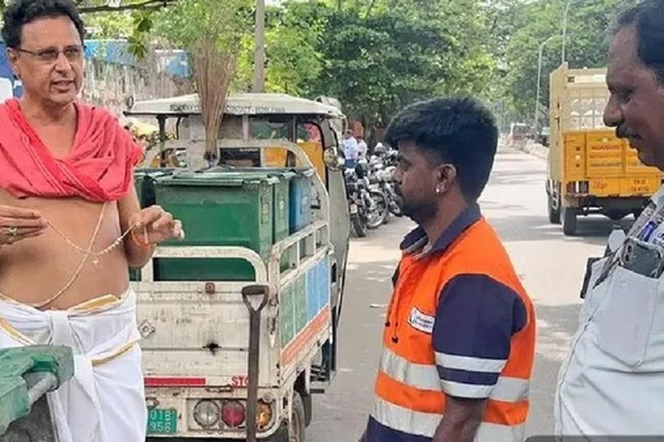 சென்னையில் தூய்மைப் பணியாளர் ஒருவர் தற்செயலாக குப்பையில் வீசப்பட்ட ரூ.5 லட்சம் மதிப்புள்ள வைர நெக்லஸை அதன் உரிமையாளரிடம் (இடது) திருப்பிக் கொடுத்துள்ளார். 