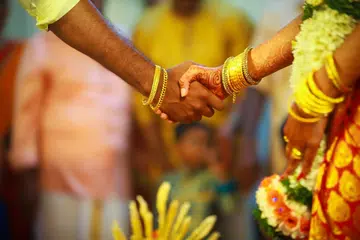 புகைப்படம், காணொளி, முக அலங்காரச் சேவைகளைச் சொந்தமாகச் செய்யும் வெளிநாட்டினரை சில நிறுவனங்கள் ஈடுபடுத்தியதாக மனிதவள அமைச்சுக்குத் தகவல் கிடைத்ததை தொடர்ந்து செப்டம்பர் 13ஆம் தேதி ஆலோசனைக் குறிப்பு ஒன்றை வெளியிட்டது. 