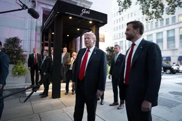 வாஷிங்டனில் உள்ள உணவகத்துக்கு வெளியே செவ்வாய்க்கிழமை (செப்டம்பர் 9) செய்தியாளர்களிடம் பேசும் அமெரிக்க அதிபர் டோனல்ட் டிரம்ப்.