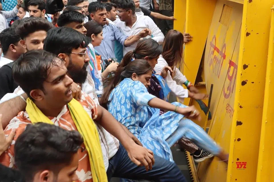 புதுடெல்லியின் ஜந்தர் மந்தர் பகுதியில் ஆர்ப்பாட்டத்தில் ஈடுபட்டன மாணவர்கள் தடுப்புகளை காலால் எட்டி உதைக்கின்றனர்.