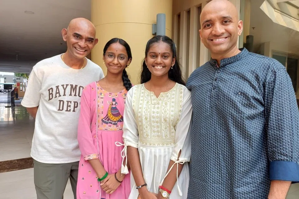 (வலமிருந்து) குரல்வளப் பயிற்றுநர் கார்த்திக் சேகரன், பயிலரங்கில் பங்கேற்ற ஸ்ரீ வருஷ்ணி சண்முகவேலா, கலைமதி ஜெகதீசன், பயிலரங்கை ஒருங்கிணைத்த உள்ளூர்ப் பாடகர் மோகன் ராமகிருஷ்ணன்.