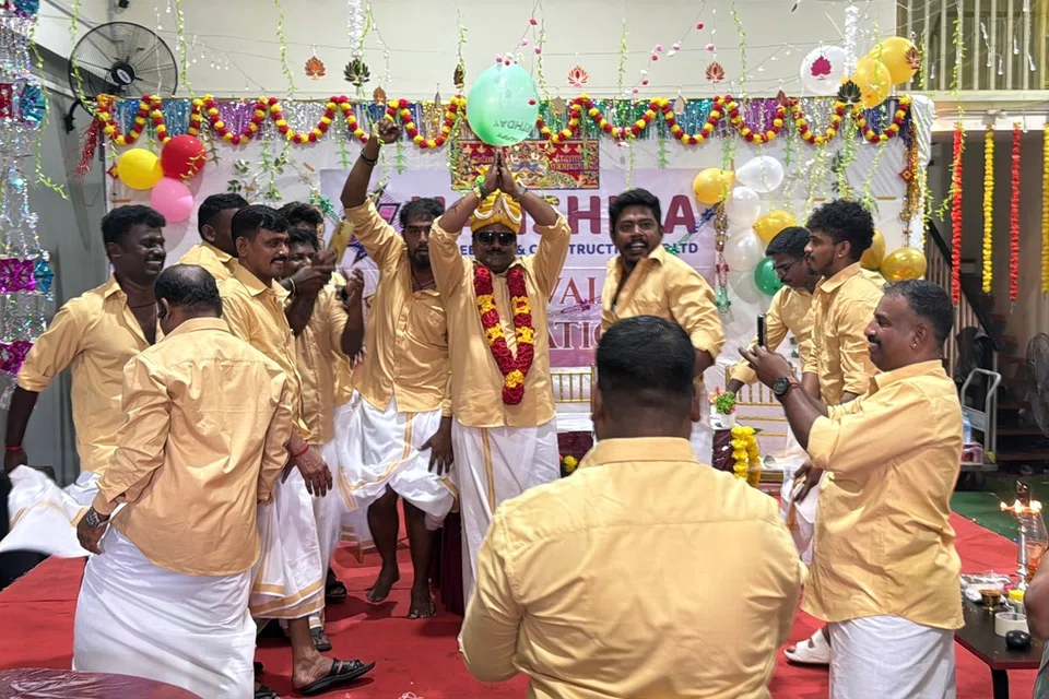 ஹன்‌ஷிகா இஞ்சினியரிங் நிறுவனத்தின் வருடாந்திர தீபாவளிக் கொண்டாட்டத்தில் உரிமையாளர் ராஜபாண்டியனும் (நடுவில்) ஊழியர்களும் ஆடிப் பாடி மகிழ்ந்தனர்.