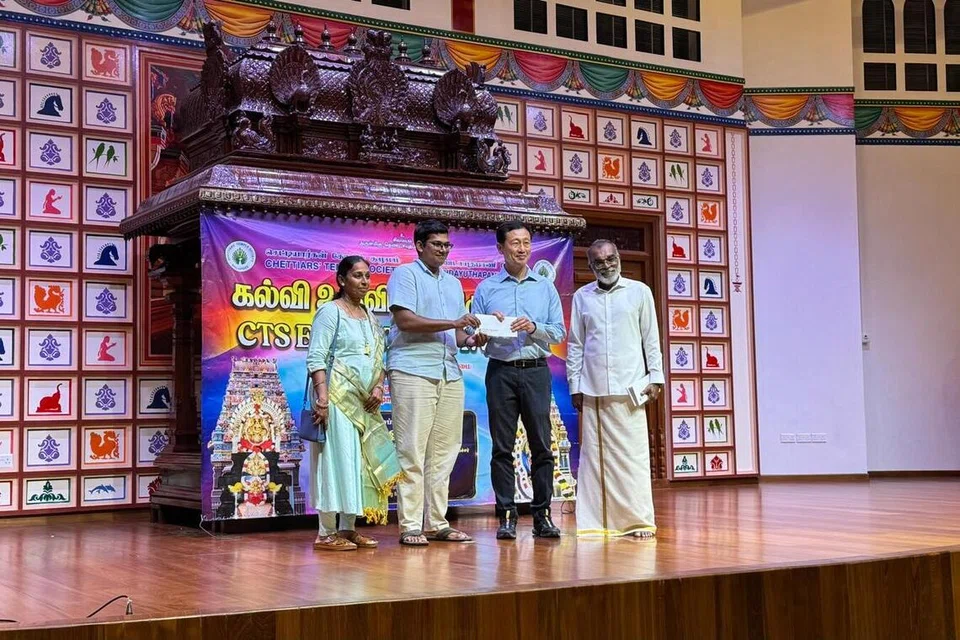 இந்த ஆண்டிற்கான உதவி நிதியைச் சமுதாயக் கொள்கைகளுக்கான ஒருங்கிணைப்பு அமைச்சரும் சுகாதார அமைச்சருமான ஓங் யி காங்கிடமிருந்து பெற்றுக்கொண்டார் மாணவர் மணிகண்டன் பிரவீன். அருகில் தாயார் சிந்தாமணி மணிகண்டன்.
