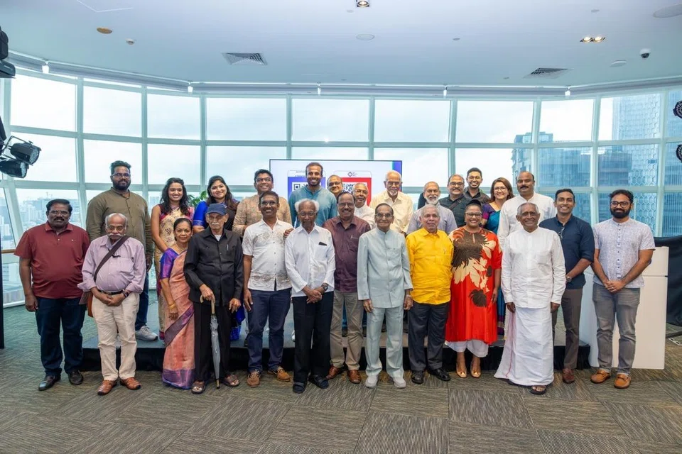  தேசிய நூலக வாரியத்தில் சனிக்கிழமை (பிப்ரவரி 21) இடம்பெற்ற காணொளித் தொடர் வெளியீட்டில் கலைஞர்களும் சிங்கப்பூர்த் தமிழ்ப் பண்பாட்டு மைய உறுப்பினர்களும்.