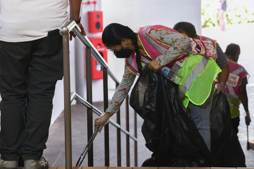 துப்புரவாளர்கள் சந்திக்கும் சவால்களைக் குப்பை போடுவோருக்கு உணர்த்த சீர்திருத்தப் பணி ஆணை 1992ஆம் ஆண்டு அறிமுகமானது. 