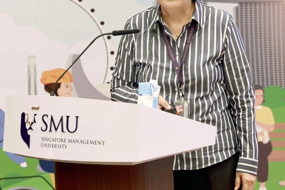 பேராசிரியர் பாலின் ஸ்ட்ராகன், சிங்கப்பூர் நிர்வாகப் பல்கலைக்கழக நிலையத்தில் வெற்றிகரமாக மூப்படைதல் குறித்த 5வது வருடாந்தரக் கருத்தரங்கில் புதன்கிழமை (நவம்பர் 19) உரையாற்றினார்.