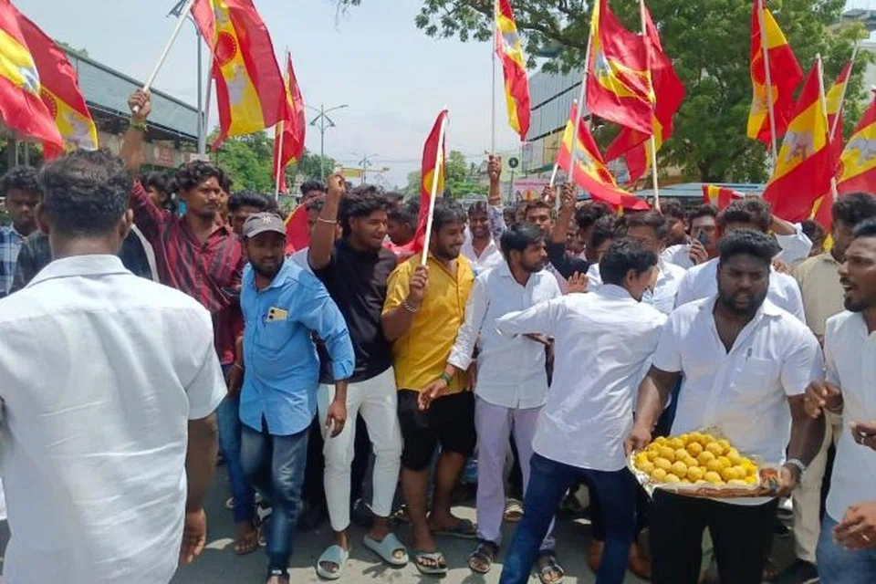 தமிழகம் முழுவதிலும் உள்ள தவெக கட்சி தொண்டர்கள், பட்டாசு வெடித்தும், இனிப்புகள் வழங்கியும் தங்கள் கட்சிக்குக் கிடைத்த அங்கீகாரத்தை உற்சாகமாகக் கொண்டாடினர்.