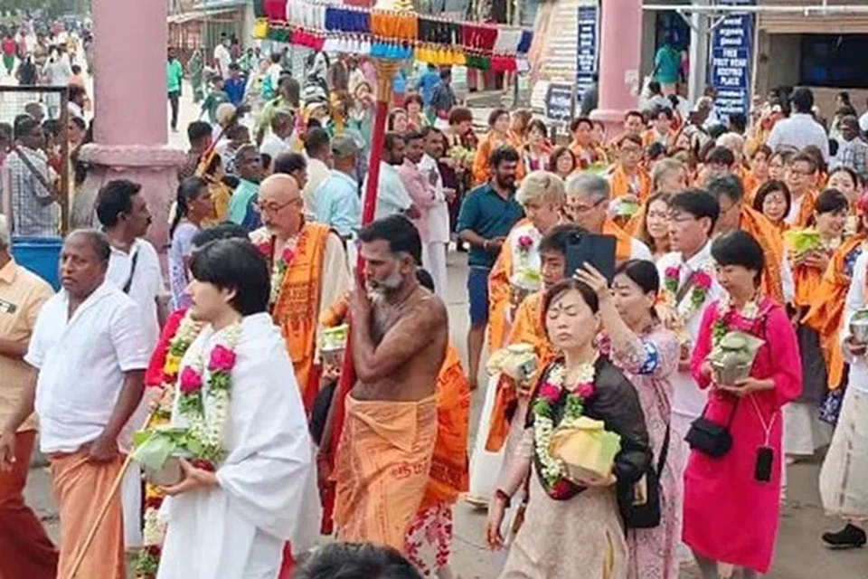 ஜப்பானில் இருந்து பலர் குழுவாக வந்து இந்தியாவில் உள்ள பல்வேறு பிரசித்தி பெற்ற ஆன்மிகத் தலங்களுக்குச் சென்று வருகின்றனர். 