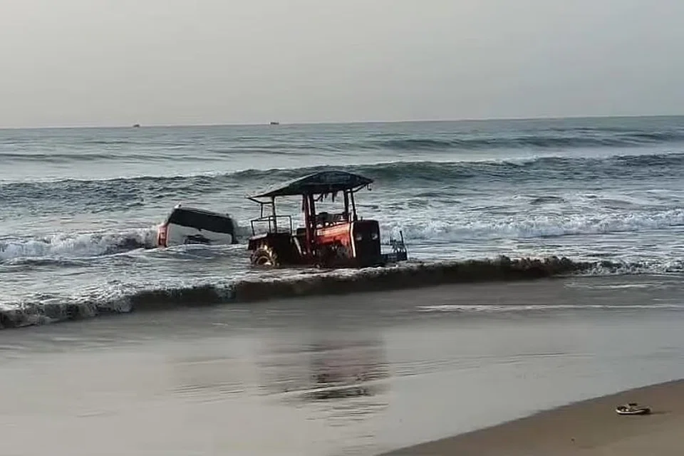 கடலுக்குள் இறங்கிய காரை கனரக வாகனம் உதவியோடு மீட்டனர்.