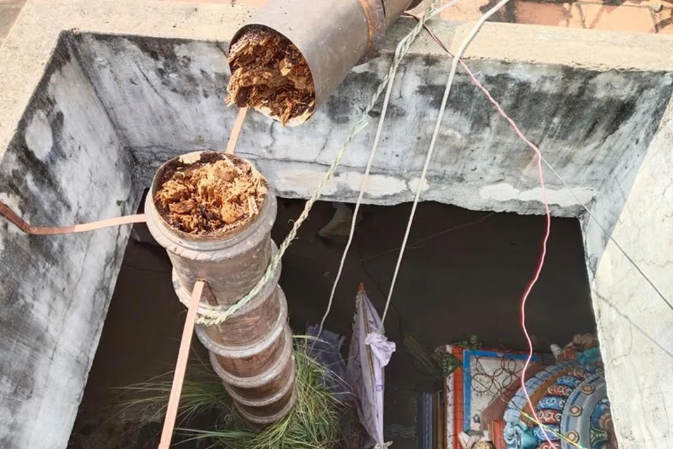 முறிந்து விழுந்த கொடிமரம்.