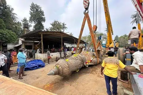 மூன்று ராட்சத பாரந்தூக்கிகள் மூலம் அம்மன் சிலை சரக்குந்தில் ஏற்றும் பணி.