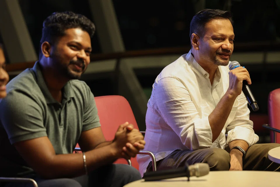 ‘தி பாட்’ அரங்கில் நடைபெற்ற ‘தமிழ்’ தொடக்க விழா நிகழ்ச்சியில் தொடரின் இயக்குநரும், நிர்வாகத் தயாரிப்பாளருமான முகமது அலியுடன் சிங்கப்பூர்த் தேசியப் பல்கலைக் கழக மாணவர் சுப்பிரமணியன் கார்த்திகேயன் (இடது).