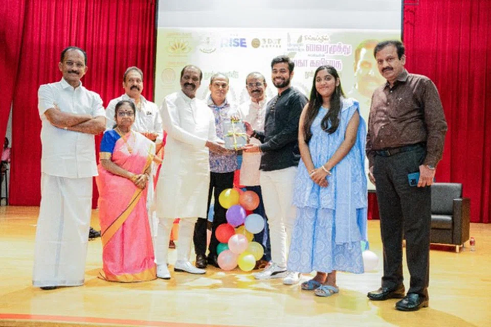 தேசியப் பல்கலைக் கழகத்தின் தமிழர் பேரவையின் தலைவர் சஞ்சய் முத்துக்குமரனும் சிங்கைத் தமிழ்ச் சங்கத்தின் இளைஞர் மன்றத்தின் தலைவர் செல்வி அஸ்வினியும் கவிஞர் வைரமுத்துவிடமிருந்து நூலைப் பெற்றுக்கொண்டனர்.