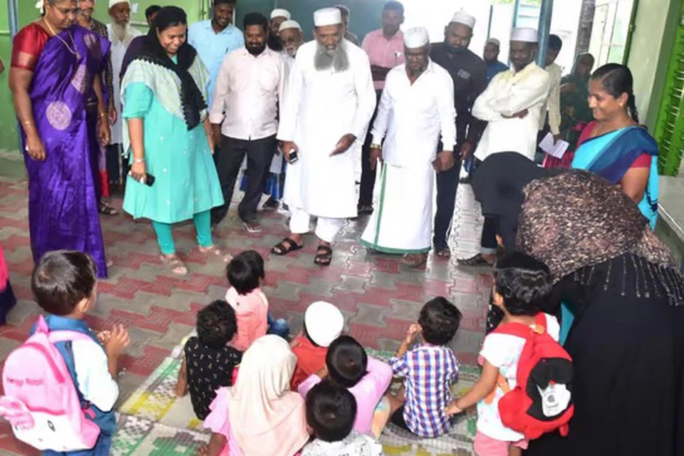 நாமக்கல் மாவட்டக் கண்காணிப்பு அலுவலரும் சிறுபான்மையினர் நலத்துறை இயக்குநருமான ஆசியா மரியம். வெள்ளத்தால் பாதிக்கப்பட்டவர்களுக்கு நிவாரண உதவி வழங்கி ஆறுதல் கூறுகிறார்.