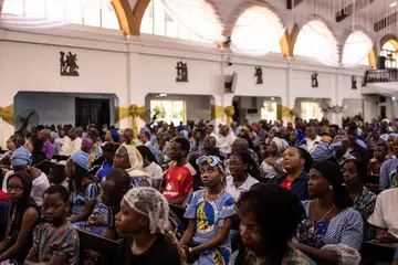 நைஜீரியாவில் உள்ள செயின்ட் மேரிஸ் பள்ளியிலிருந்து 200க்கும் அதிகமான மாணவர்களைத் துப்பாக்கிக்காரர்கள் கடத்தினர்.