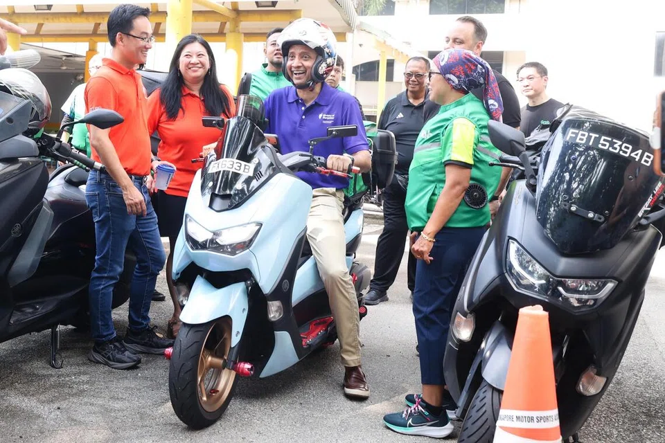 மனிதவள துணை அமைச்சர் தினேஷ் வாசு தாஸ், உணவு விநியோகப் பை பொருத்தப்பட்ட மோட்டார்சைக்கிளை புதன்கிழமை (ஆகஸ்ட் 12) ஓட்டிப் பார்த்தார்.