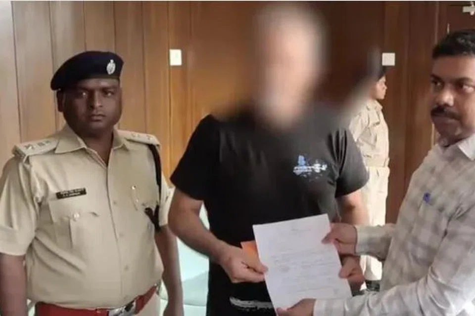 ஸ்பானிய சுற்றுப்பயணியின் கணவருக்கு ஜார்க்கண்ட் காவல்துறையினர் ரூ.10 லட்சம் இழப்பீடு வழங்கியுள்ளனர்.