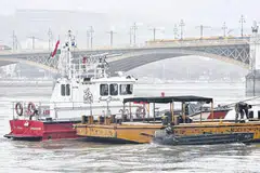 மார்கரெட் பாலத்துக்கு அருகே உள்ள டனுபா ஆற்றில் மீட்பு நடவடிக் கையின்போது ஒரு மிதவையை மற்றொரு படகு இழுத்துச் செல்கிறது. இந்த ஆற்றில் படகு மூழ்கியதில் ஏழு பேர் மாண்டனர். படம்: இபிஏ