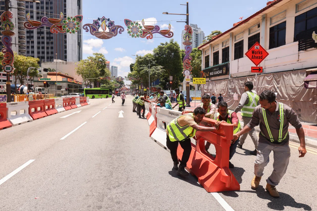 தீபாவளி ஒளியூட்டு விழாவை முன்னித்து சிராங்கூன் சாலை முழுவதும் மூடப்பட்டது.