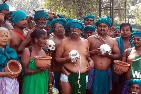 2017ஆம் ஆண்டுப் புதுடெல்லியில் தென்னிந்திய நதிகள் இணைப்புச் சங்கத்தின் மாநிலத் தலைவர் அய்யாக்கண்ணு தலைமையில் நடந்த விவசாயிகள் போராட்டம்.