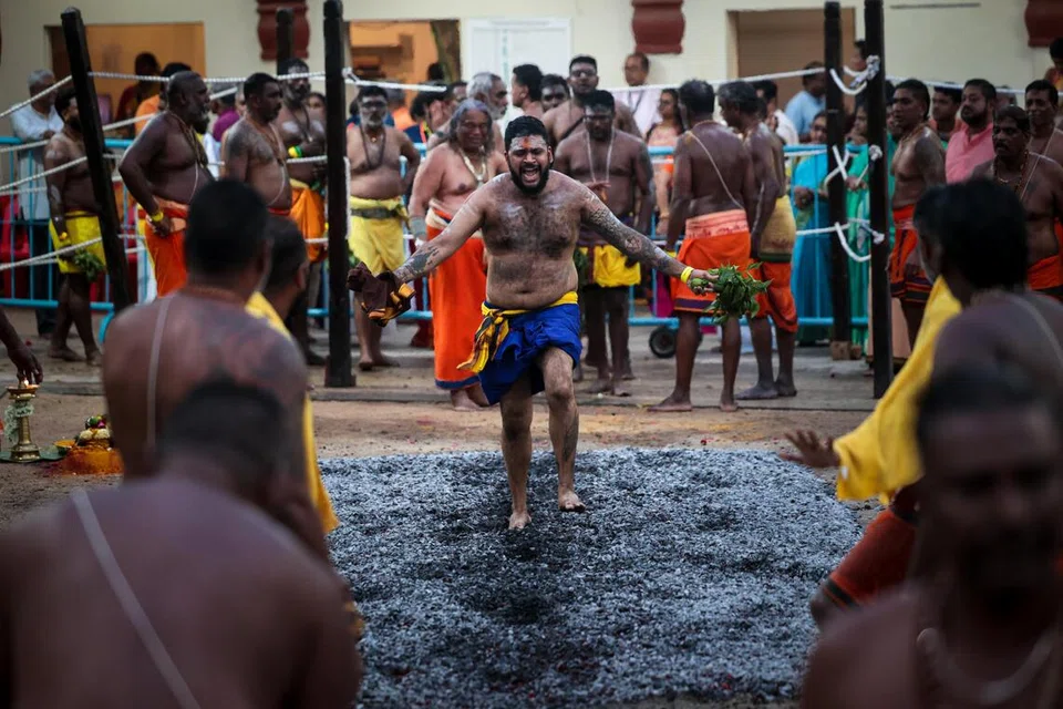 தீமிதிக்கும் பக்தர். 