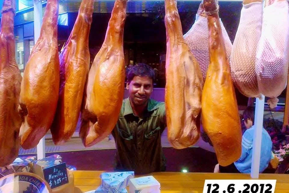இறைச்சி வடிவிலான சிற்பங்களுடன் திரு குணசேகரன்.