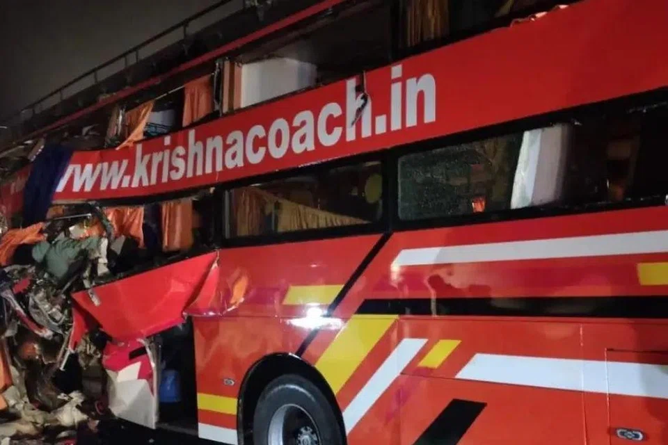 உத்தரப் பிரதேசத்தின் அலிகார் மாவட்டத்தில் உள்ள யமுனா விரைவுச்சாலையில் விபத்துக்குள்ளான மாடிப் பேருந்து.