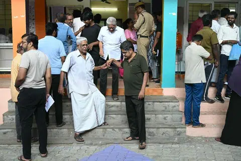 தேர்தல் ஆணையம் செய்துள்ள விரிவான பாதுகாப்பு ஏற்பாடுகளும் தொண்டூழியர்களின் உதவியும்  வாக்காளர்களுக்கு நிம்மதியான சூழலை ஏற்படுத்தியிருந்தது.