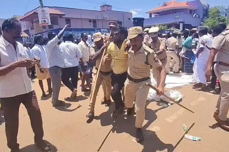 சிவகங்கை அருகே இரட்டை கொலை வழக்கில் உண்மையான குற்றவாளிகளை கைது செய்யக் கோரி சாலை மறியலில் ஈடுபட்ட நூற்றுக்கும் மேற்பட்டோரை காவல்துறையினர் கைது செய்தனர்.