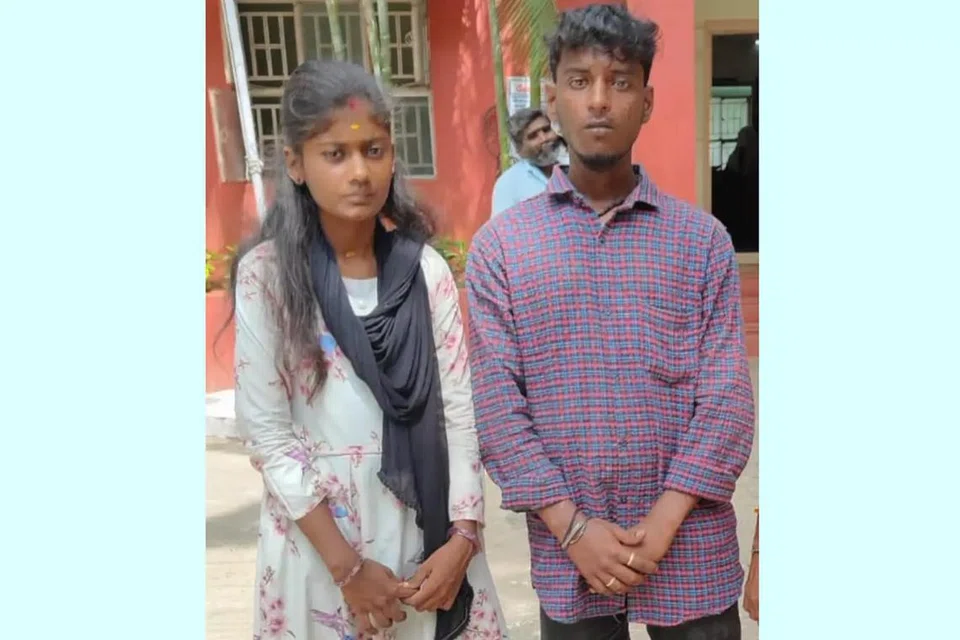 வீட்டைவிட்டு வெளியேறி வேலூர் கோயிலில் திருமணம் செய்து கொண்டதாகக் கூறப்படும் நாகஜோதி-சுரேஷ் காதல் ஜோடி. 