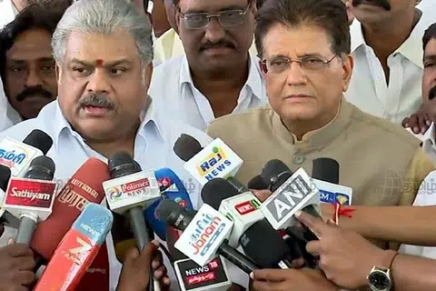 தமிழ் மாநில காங்கிரஸ் கட்சியின் தலைவர் ஜி.கே.வாசன், பாஜகவின் தமிழகத் தேர்தல் பொறுப்பாளர் பியூஸ் கோயலுடன் இணைந்து செய்தியாளர்களிடம் கூட்டணி பற்றி அறிவிக்கிறார்.
