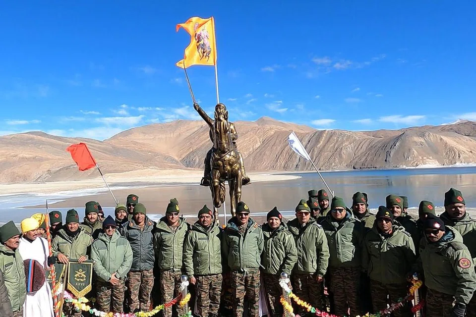 கிடக்கு லடாக்கில் பங்கோங் ஏரிக்கரையில் வீர சிவாஜிக்கு வைக்கப்பட்டுள்ள சிலையுடன் இந்திய ராணுவத்தினர்.