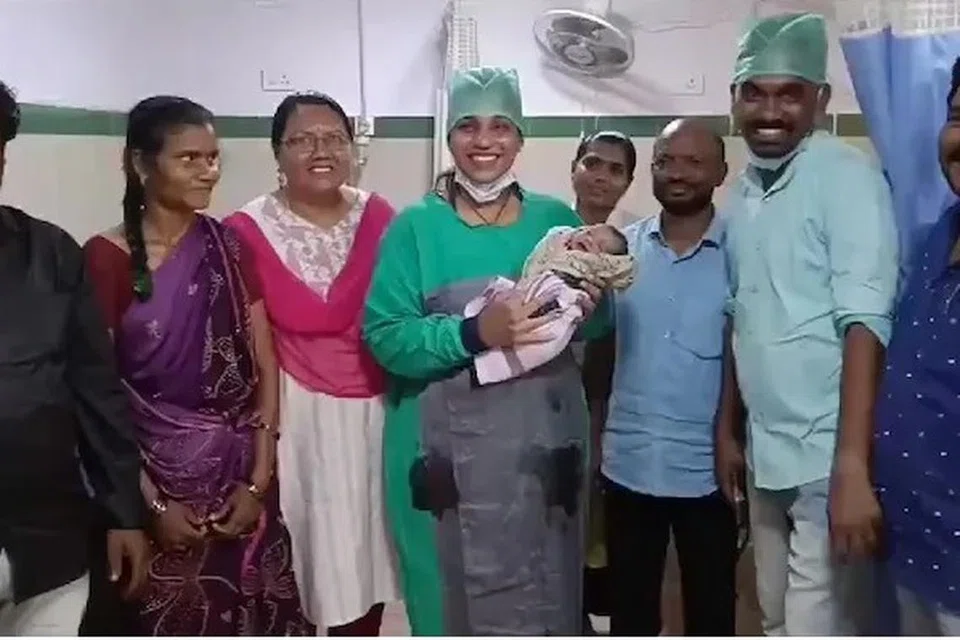 ஆந்திராவில் தெலுங்கு தேசம் வேட்பாளரும், மருத்துவருமான கோட்டிபதி லட்சுமி, பிரசாரத்தை ரத்து செய்துவிட்டு கர்ப்பிணிக்கு சரியான நேரத்தில் அறுவை சிகிச்சை செய்ததால் தாயும், சேயும் காப்பாற்றப்பட்டுள்ளனர்.