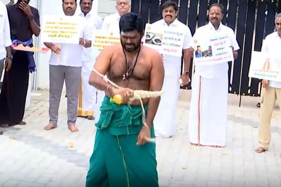 அண்ணா பல்கலைக் கழக மாணவி பாலியல் வன்கொடுமை செய்யப்பட்ட சம்பவத்தைக் கண்டித்து 6 முறை சாட்டையால் அடித்துக் கொண்டு போராட்டத்தில் குதித்துள்ளார் பாஜகவின் மாநிலத் தலைவர் அண்ணாமலை.