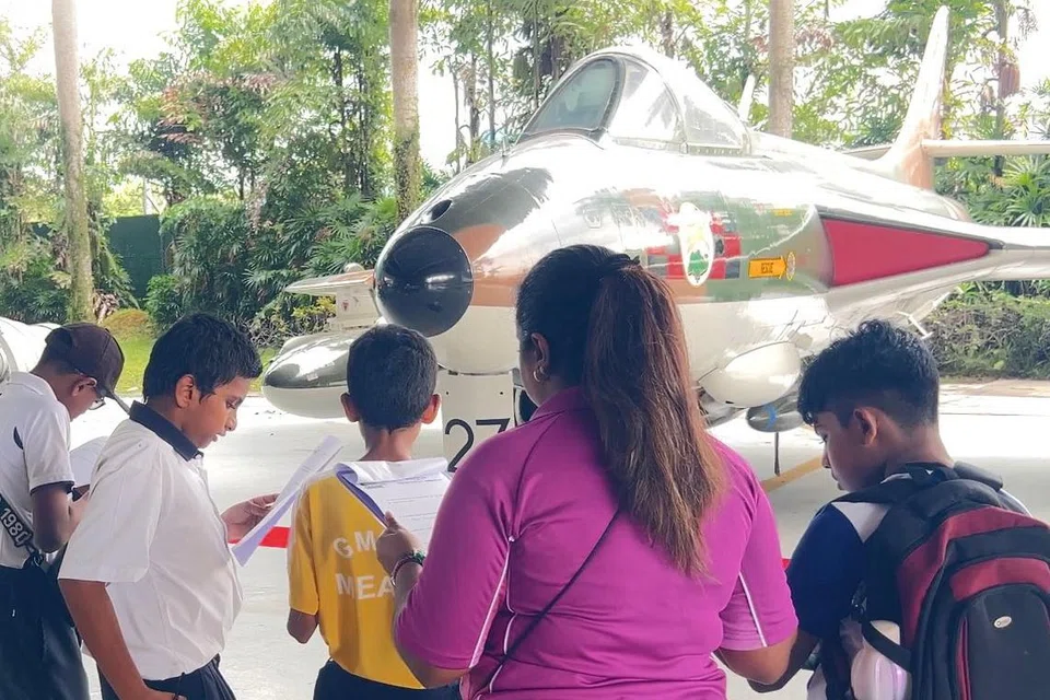 கேட்கப்பட்டிருந்த வினாக்‌களுக்குப் பதில் தேடத் தயாராகும் மாணவர்கள்.