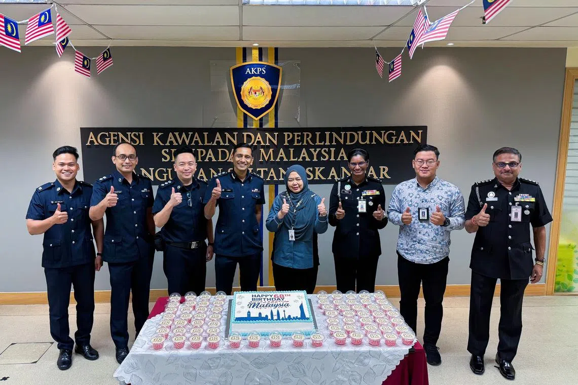 கப் கேக்குகளை பரிசளித்து மலேசிய  தேசிய நாள் மகிழ்ச்சியை பகிர்ந்துகொண்ட ஐசிஏ