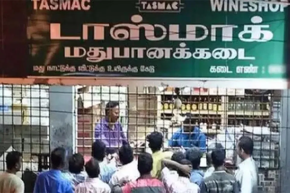 பெரும்பாலான மாவட்டங்களில் டாஸ்மாக் மதுக்கூட மோசடி நடந்துள்ளதாக அதிகாரிகள் கூறுகின்றனர்.