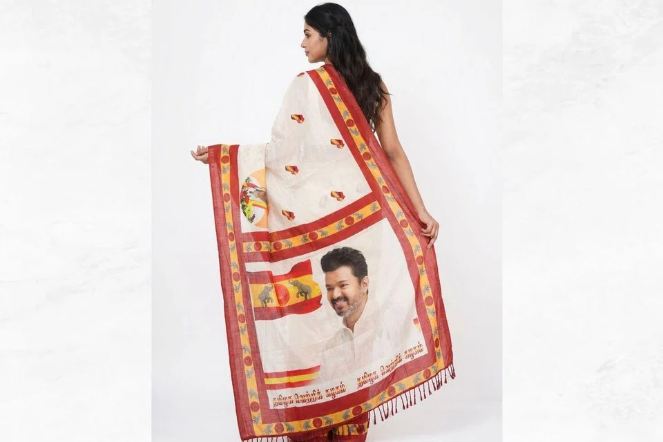 இணையத்தில் காணொளி பரவியதால் சேலைக்கான இணைய முன்பதிவுகள் குவிந்தன.